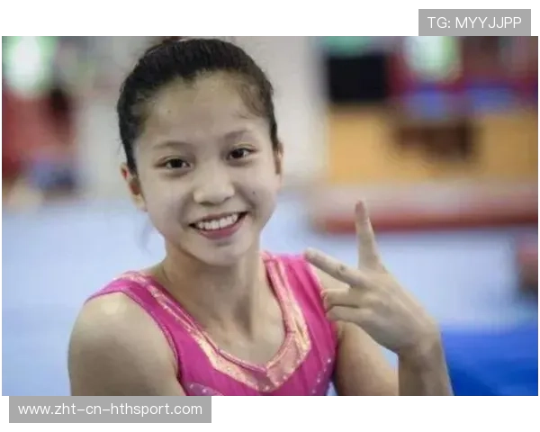 体操小组练习同步动作如镜像，教练直夸天才